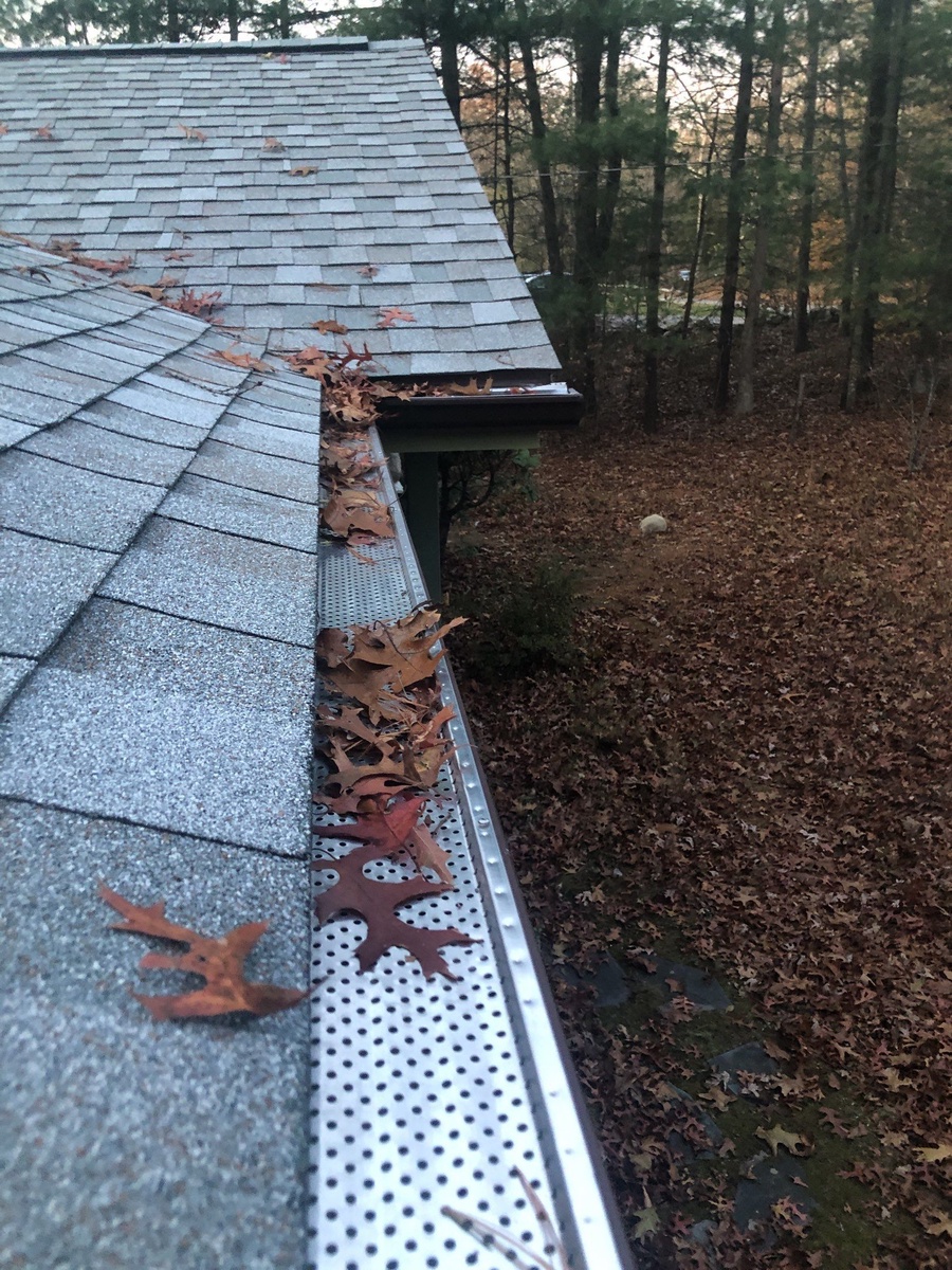 Seamless Gutters with ShurFlo Leaf Guards Under a TAMKO Heritage Roof — East Greenwich, RI