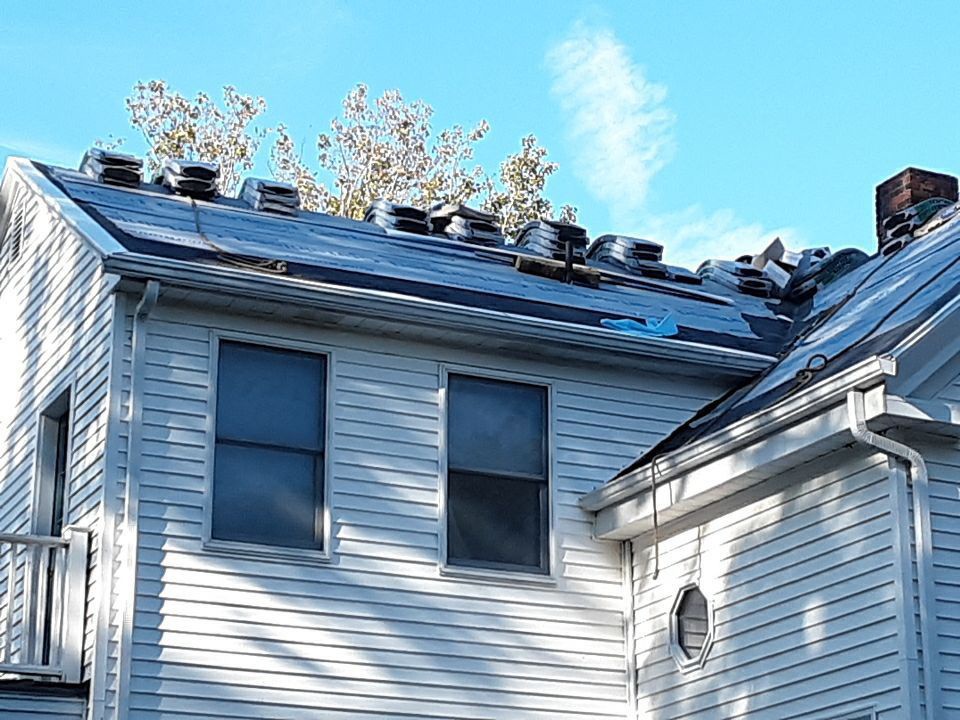 A 1900 Jamestown Home, a Wind Claim, and a Code-Upgrade Deck — TAMKO Heritage in Oxford Gray on Narragansett Avenue