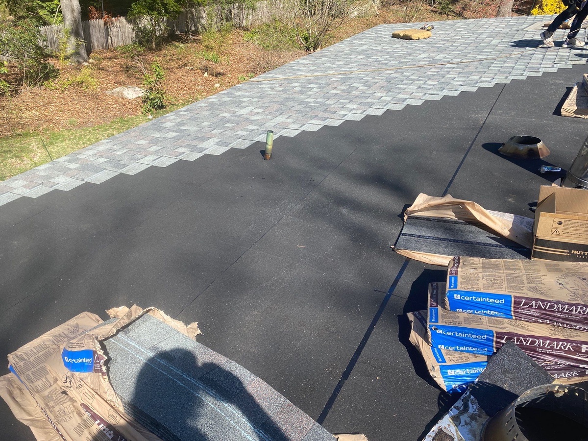 CertainTeed Landmark PRO Colonial Slate shingles being installed in Kingston RI