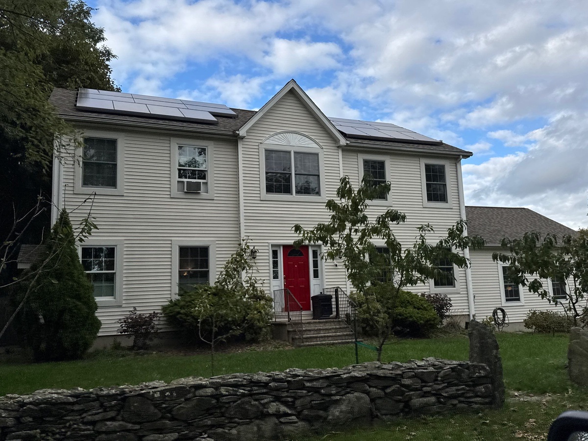 A Bristol, RI Colonial Gets CertainTeed Landmark PRO in Max Def Weathered Wood