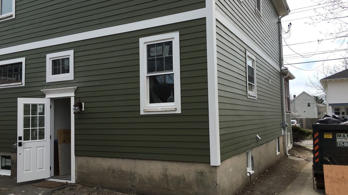 CertainTeed Landmark PRO Pewterwood shingles on Newport RI roof with Mountain Sage siding below