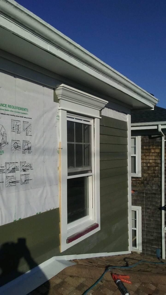 Close-up of James Hardie HardiePlank lap siding profile in Mountain Sage on Newport home