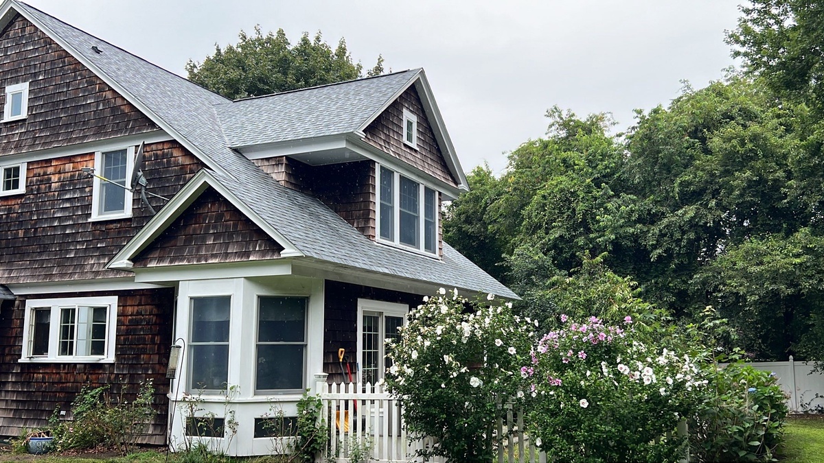 Cedar shake siding and Quarry Gray roof color pairing on Jamestown home