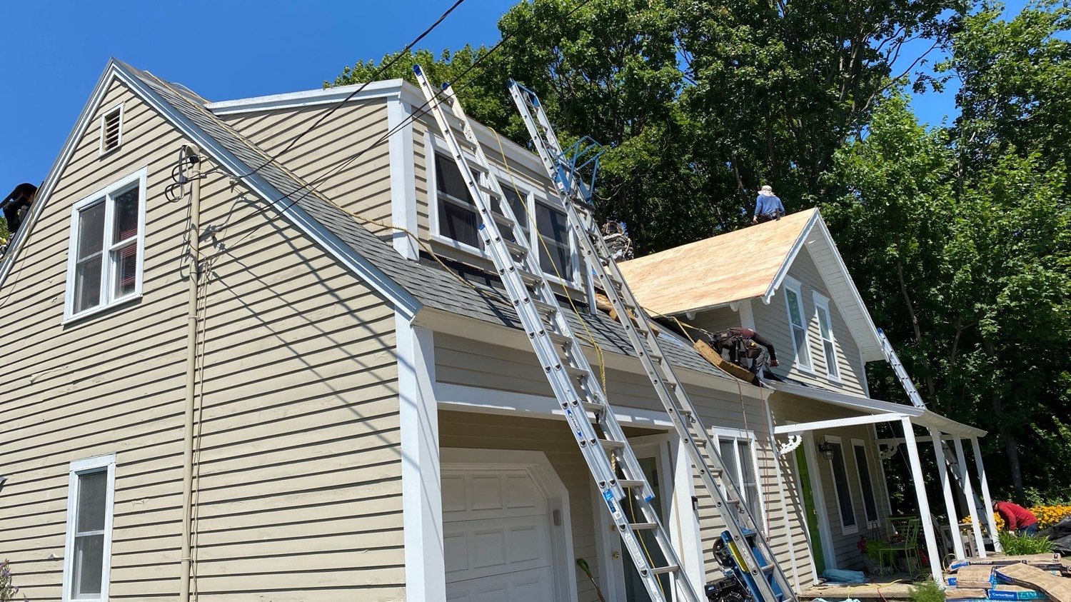 A VELUX Skylight Woven Into a Jamestown Roof of CertainTeed Landmark and Modified-Bitumen